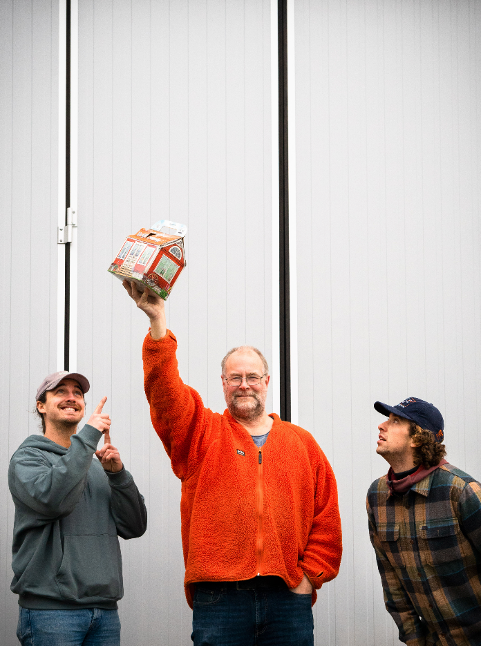 Svamphusets Grundare Johnny Ammer håller i sin skapelse, Svamphuset, med de två nya ägarna Fabian Omne och Emil Sandin