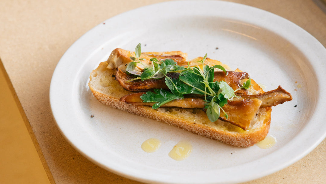 Vegansk bacontoast på egenodlad kungsmussling